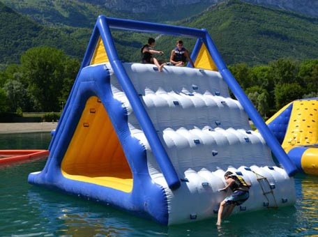 Jeux mur d'escalade aquatique