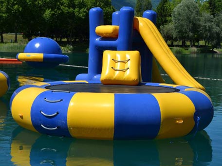 Jeux trampoline aquatique